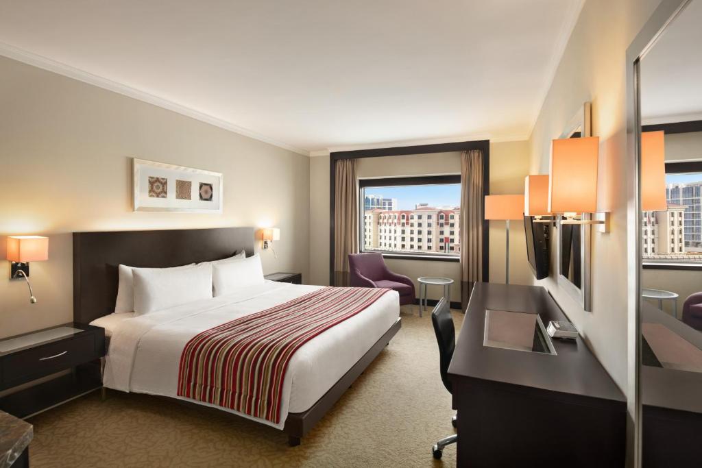A room in Ramada Plaza by Wyndham Dubai Deira